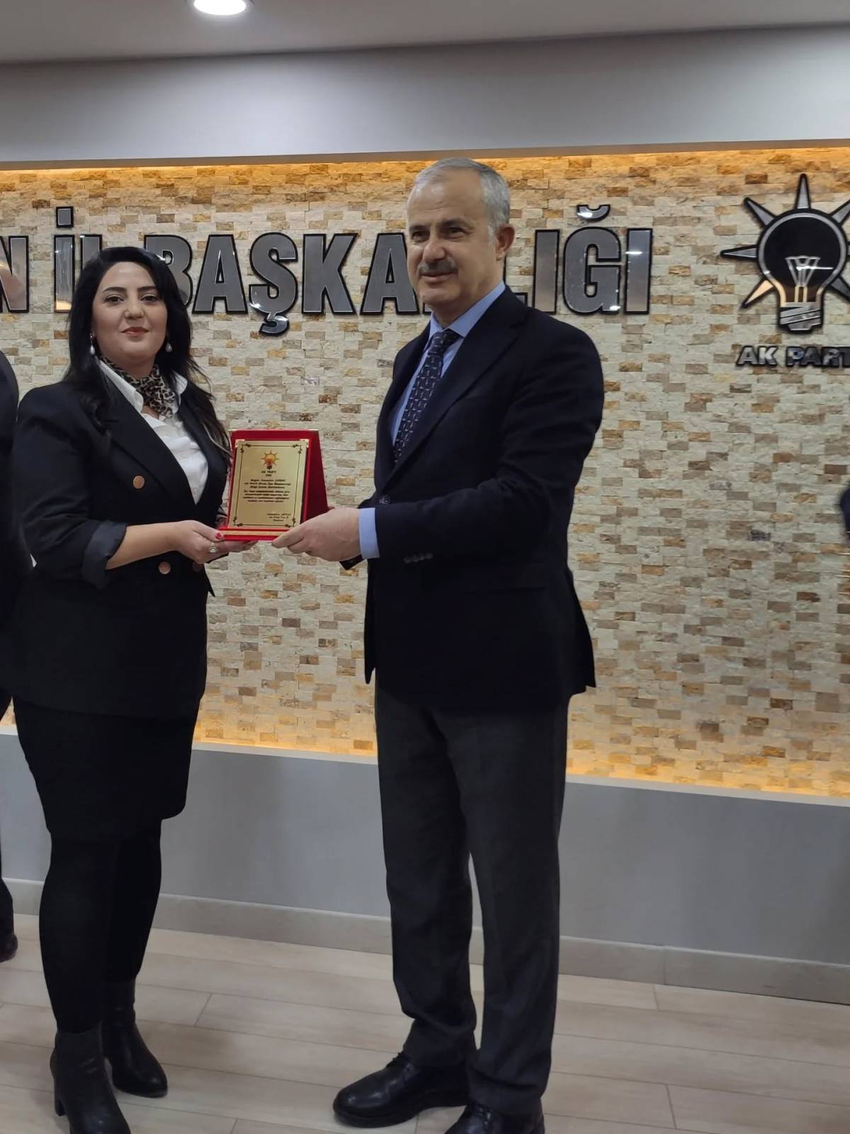 Ak Parti Erciş İlçe Yönetim Kurulu Üyeleri ve Kadın Kolları Başkanı’na Teşekkür ve Plaket Takdimi
