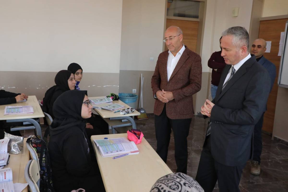 Sözünü tuttu, sınıfa sürpriz yaptı