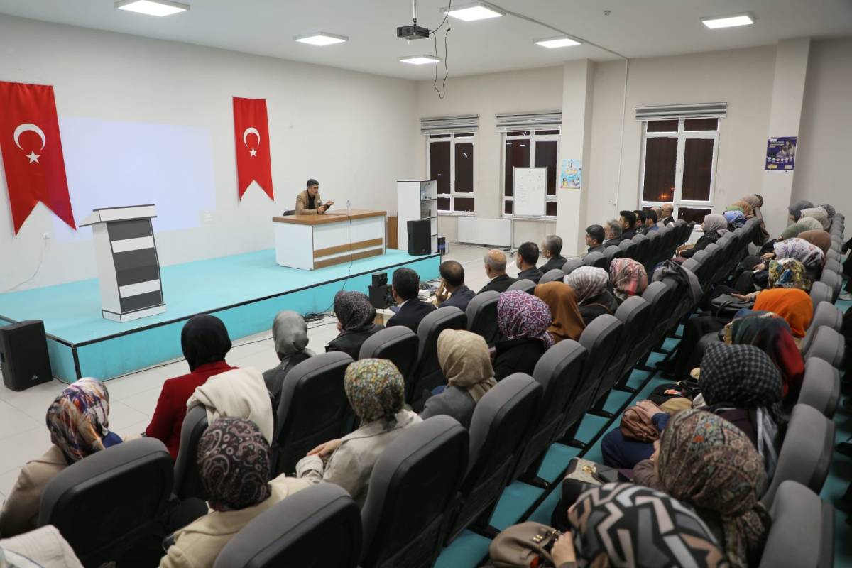 Ağrı’da Meslekî Gelişim Semineri ile Öğretmenlerin Rehberlik Rolü Güçlendirildi