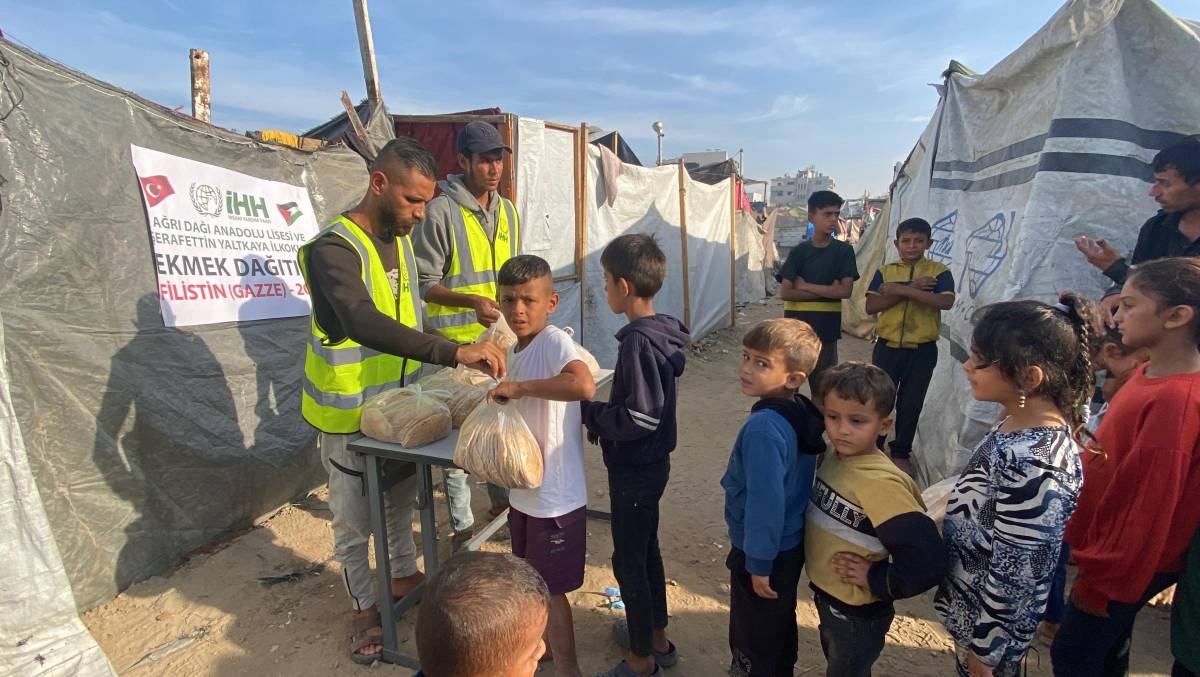 AĞRILI ÖĞRENCİLERİN KERMES GELİRİ GAZZE'YE AŞ OLDU