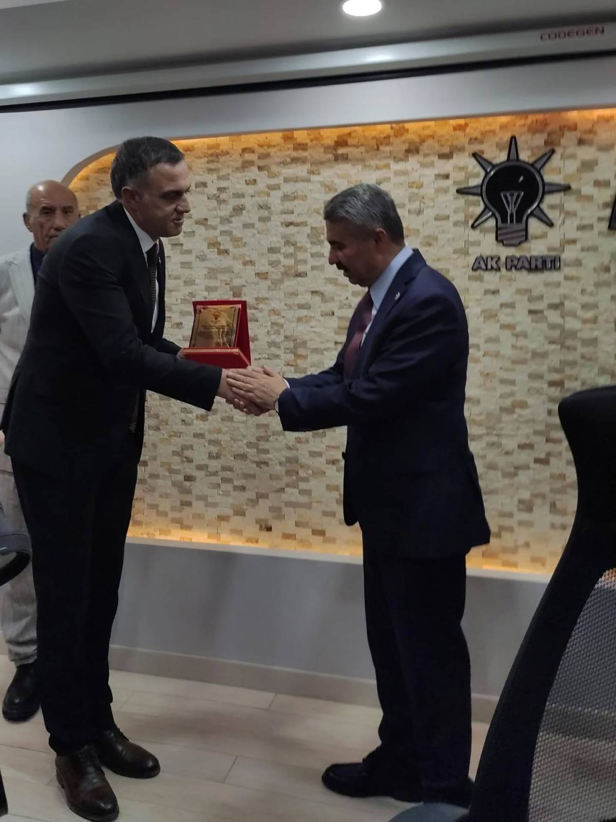 Ak Parti Erciş İlçe Başkanı Abidin Çalışkan’a Plaket