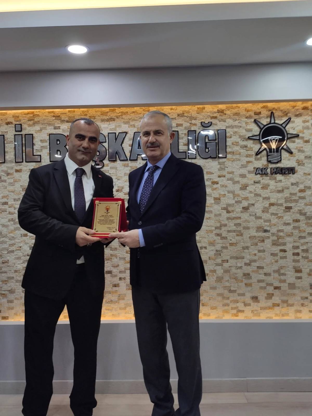 Ak Parti Erciş İlçe Yönetim Kurulu Üyeleri ve Kadın Kolları Başkanı’na Teşekkür ve Plaket Takdimi