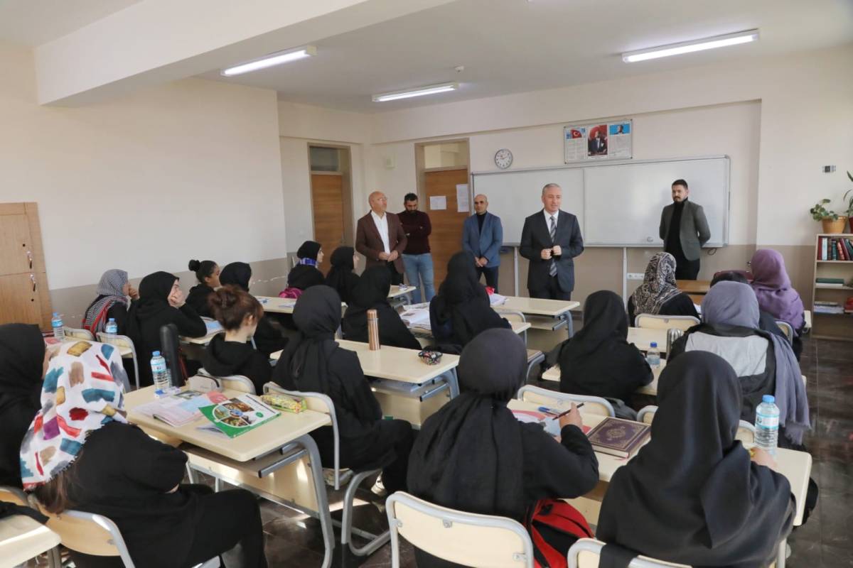 Sözünü tuttu, sınıfa sürpriz yaptı