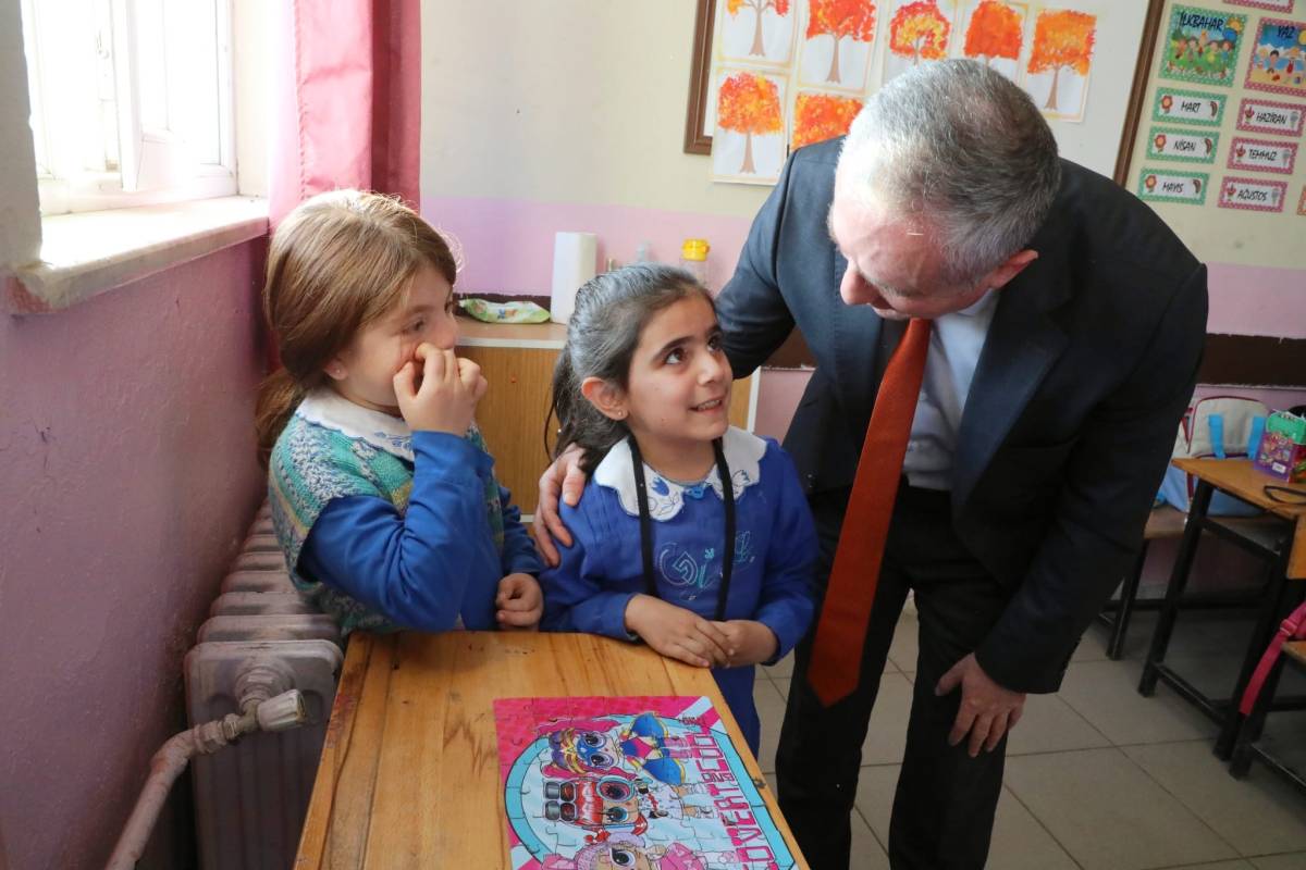 Ağrı’da Hayırsever Desteğiyle 250 Öğrenciye Bot Dağıtıldı