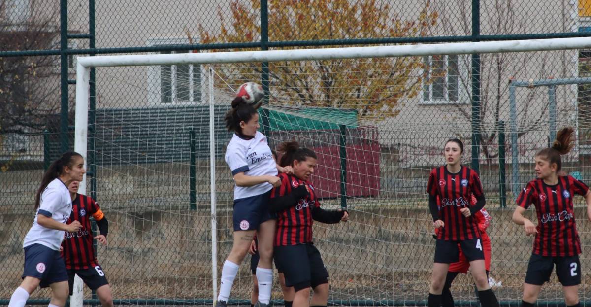 Ağrı kadınları zorluklara rağmen sahadan 5-0’la ayrıldı