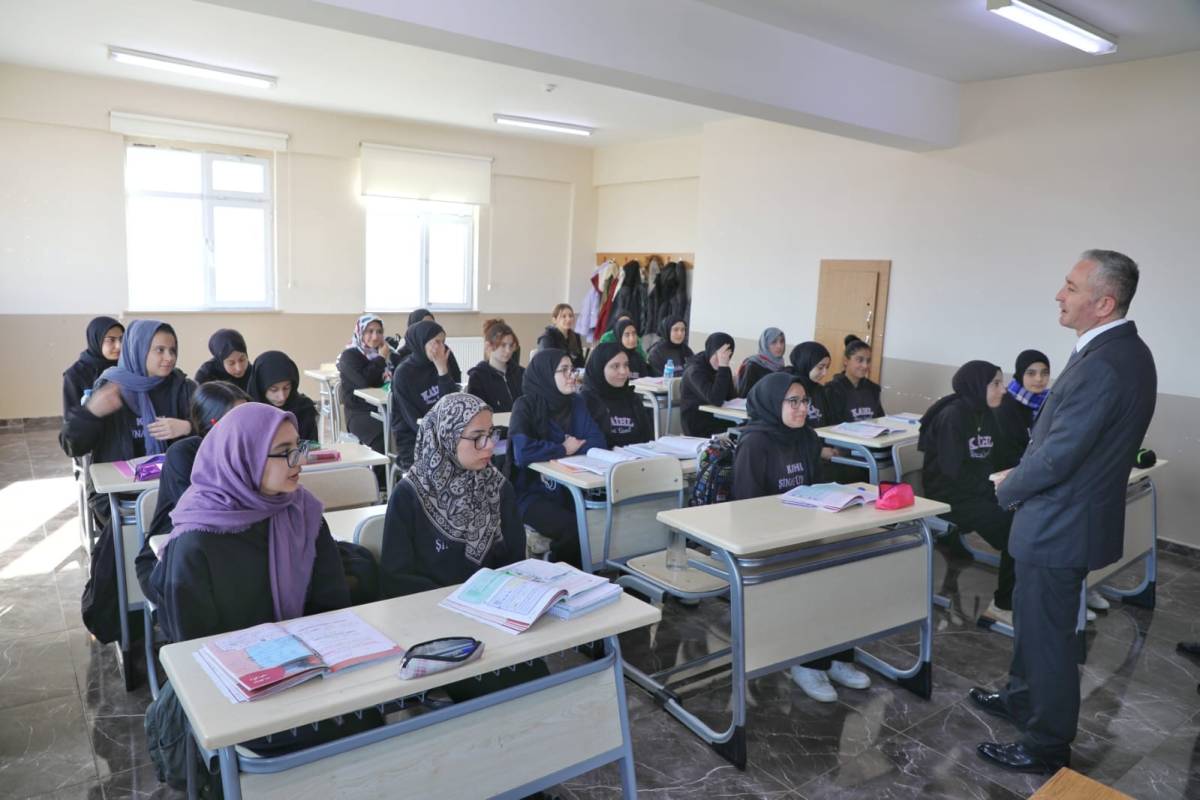 Sözünü tuttu, sınıfa sürpriz yaptı