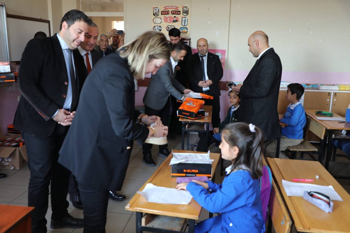 Ağrı’da Hayırsever Desteğiyle 250 Öğrenciye Bot Dağıtıldı