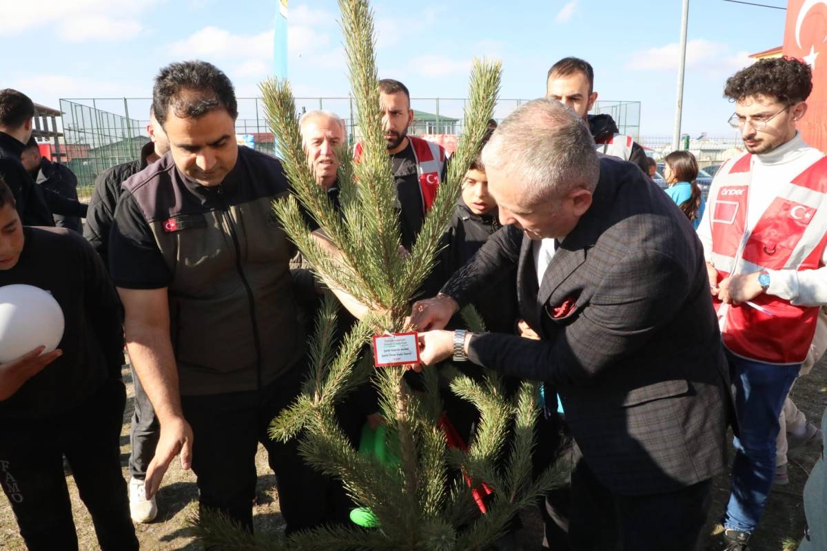 Ağrı’da Anlamlı Proje: Gençler Gazze İçin Fidan Dikti