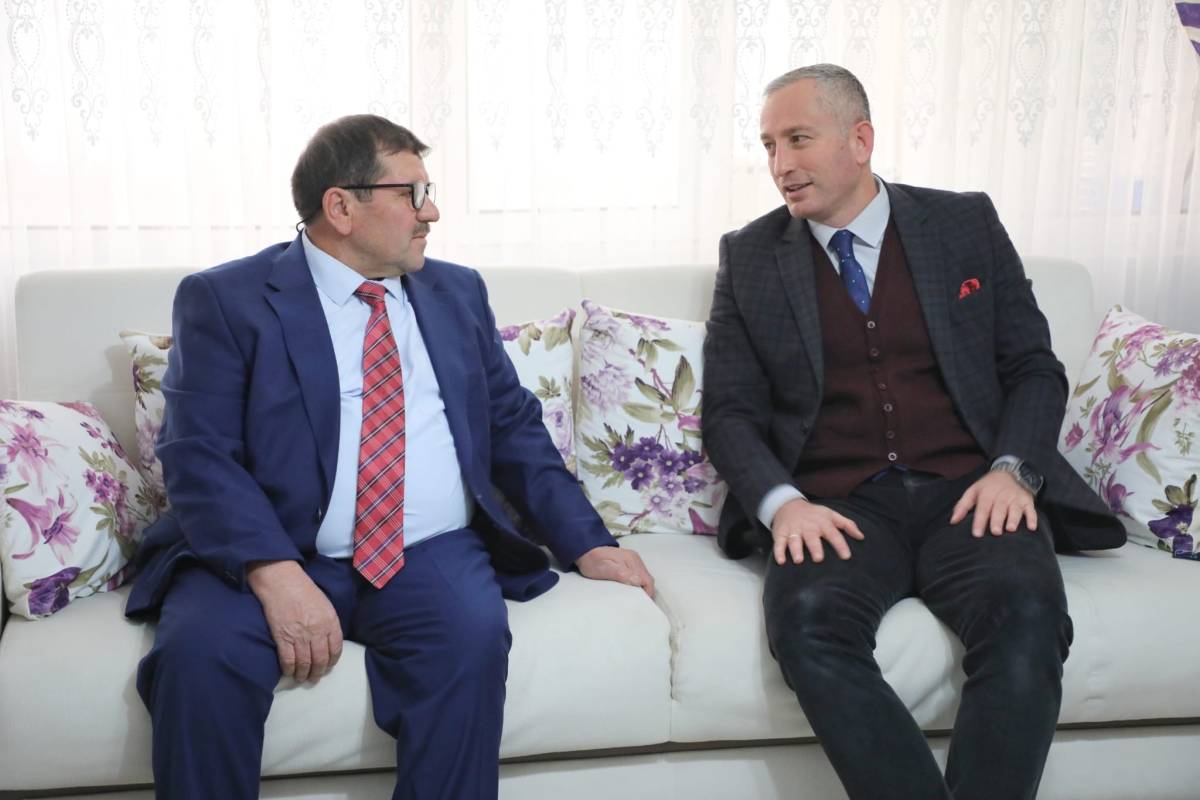 Ağrı’da Öğretmenler Günü’nde Emekli Öğretmene Sürpriz Ziyaret