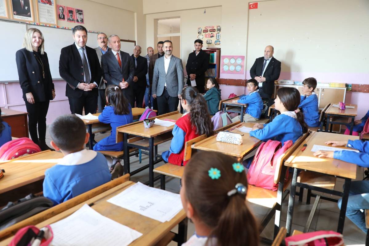 Ağrı’da Hayırsever Desteğiyle 250 Öğrenciye Bot Dağıtıldı