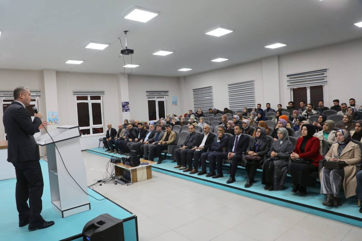 Ağrı’da Meslekî Gelişim Semineri ile Öğretmenlerin Rehberlik Rolü Güçlendirildi