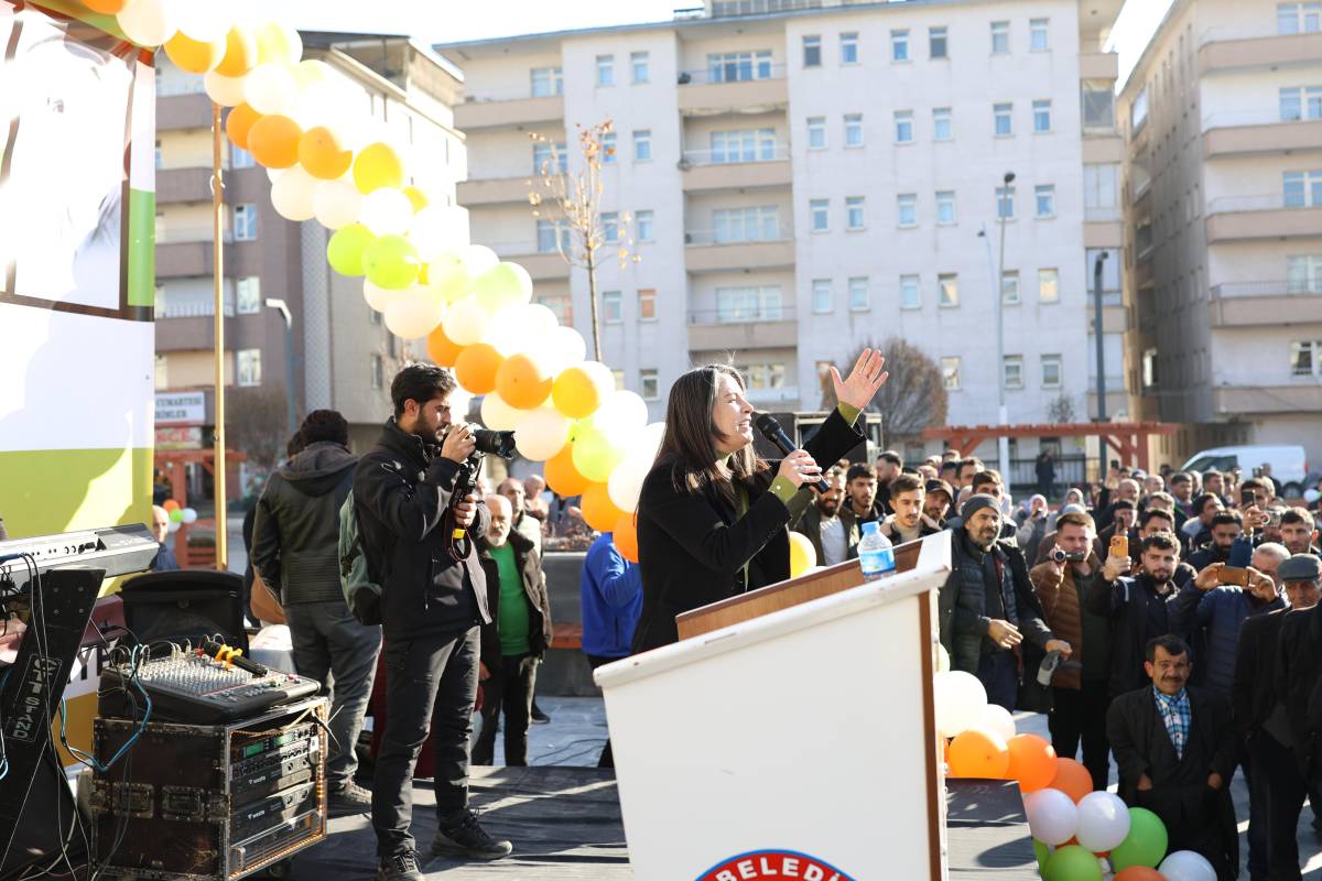 Ağrı’da Dengbej Şakîro Kent Meydanı Hizmete Açıldı