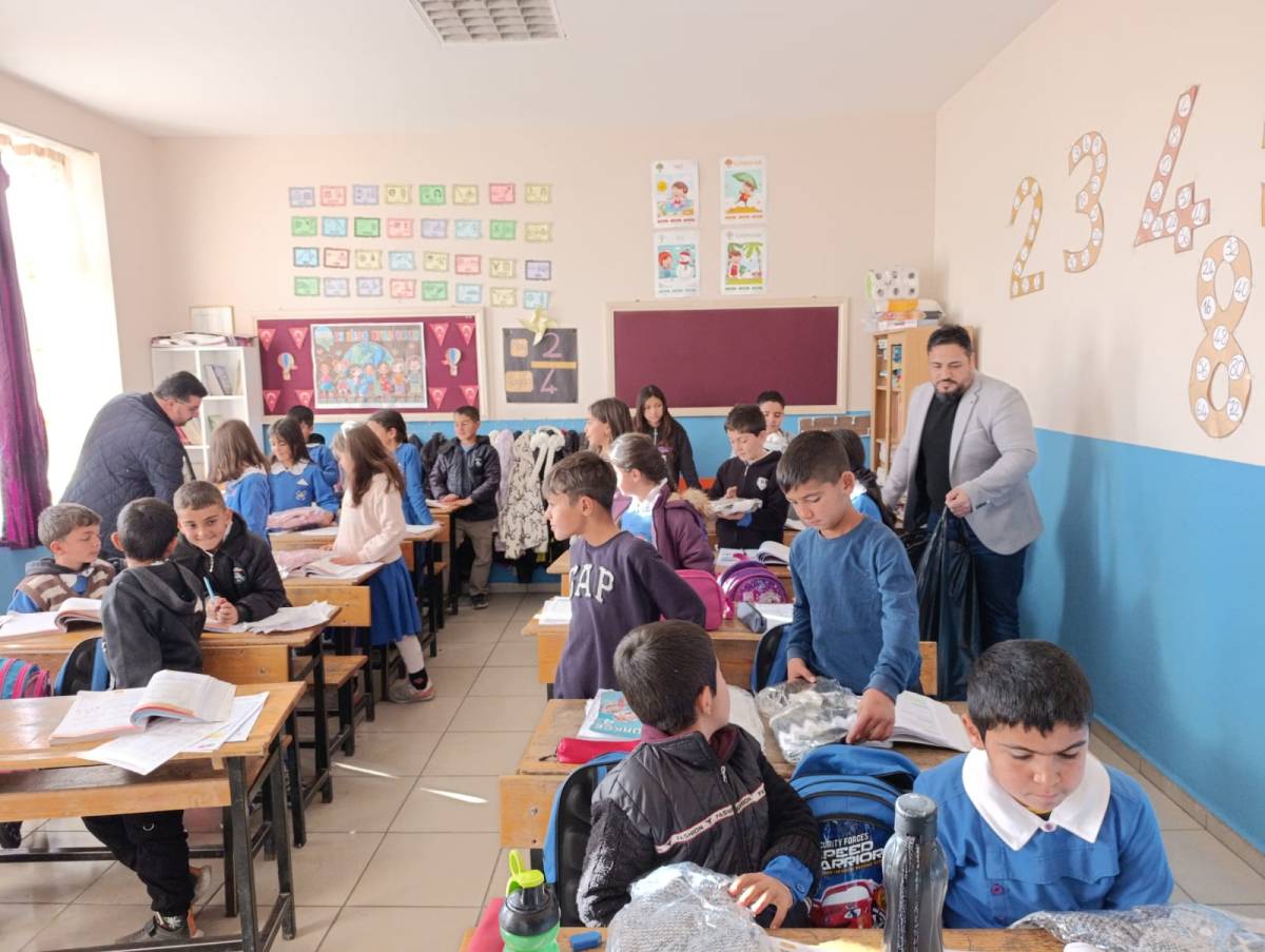 Ağrılı Hafız Cesim Hoca’dan Öğrencilere Anlamlı Öğretmenler Günü Hediyesi