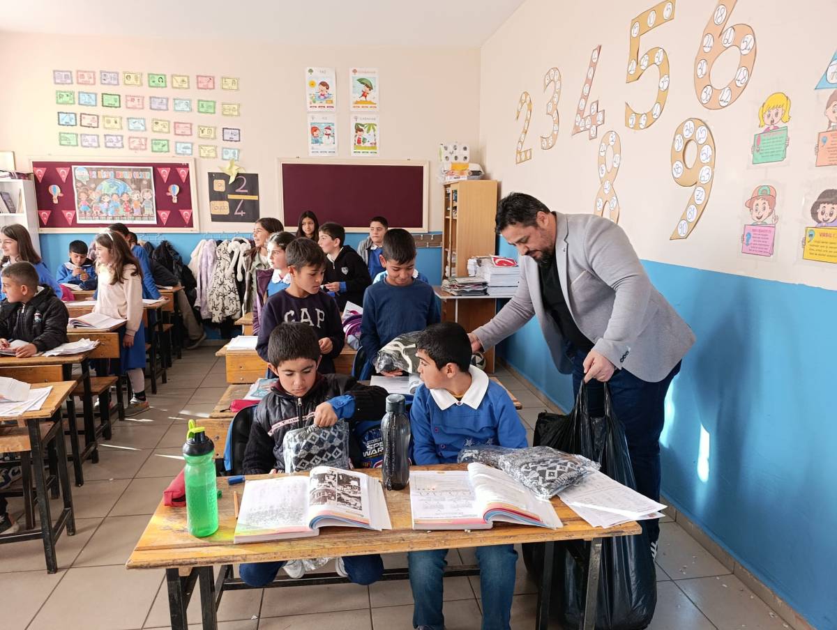 Ağrılı Hafız Cesim Hoca’dan Öğrencilere Anlamlı Öğretmenler Günü Hediyesi