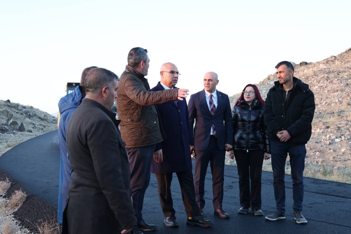 Ağrı Dağı Eteklerinde 6.7 Kilometrelik Köy Yolu Çalışmaları Sürüyor