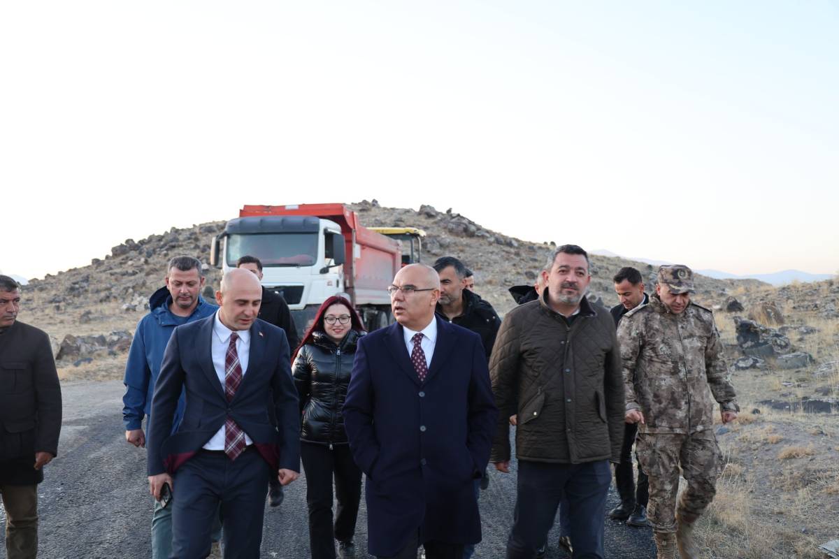 Ağrı Dağı Eteklerinde 6.7 Kilometrelik Köy Yolu Çalışmaları Sürüyor