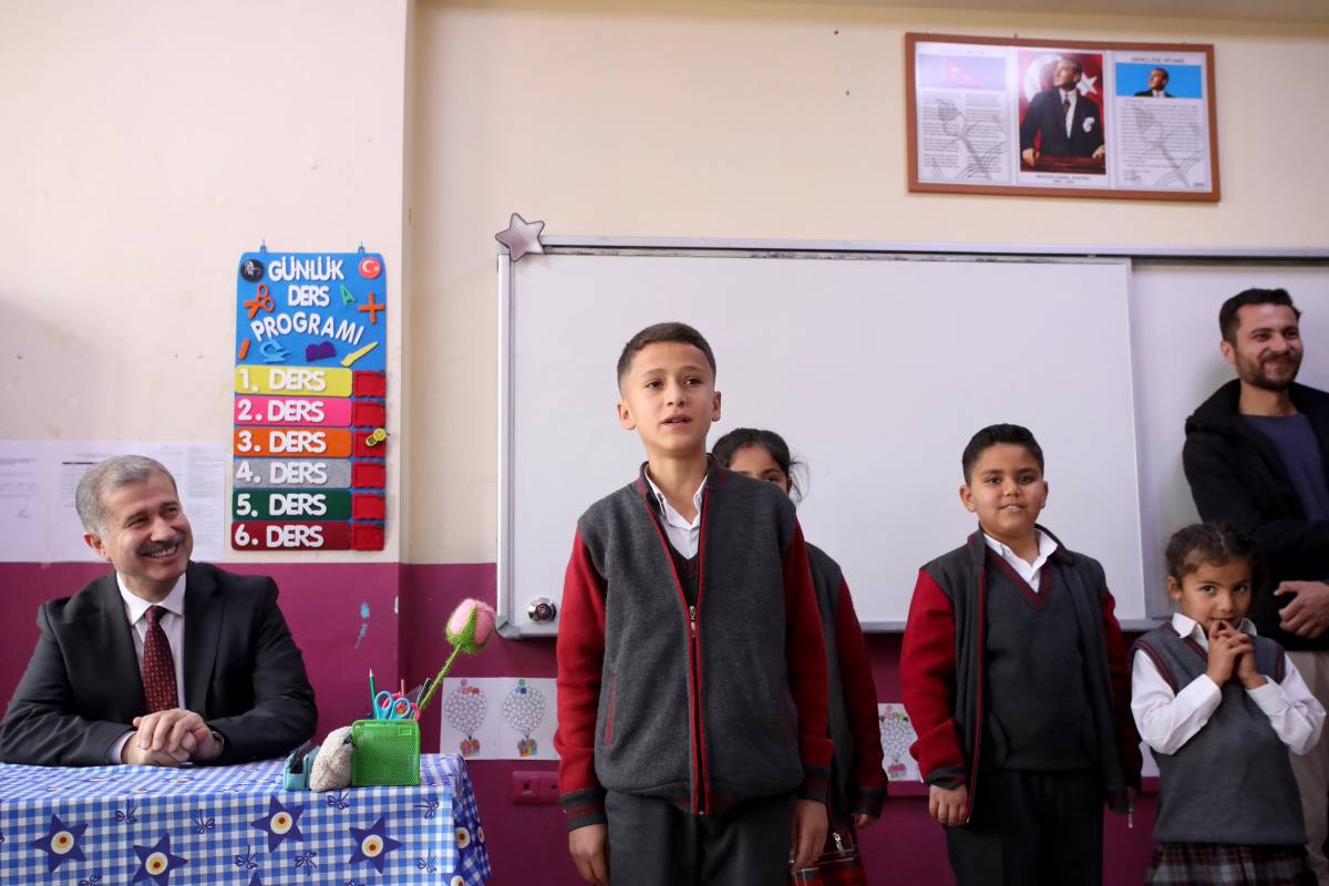 Rektör Gülçin, Doğduğu Köyde Öğrencilerle Buluştu