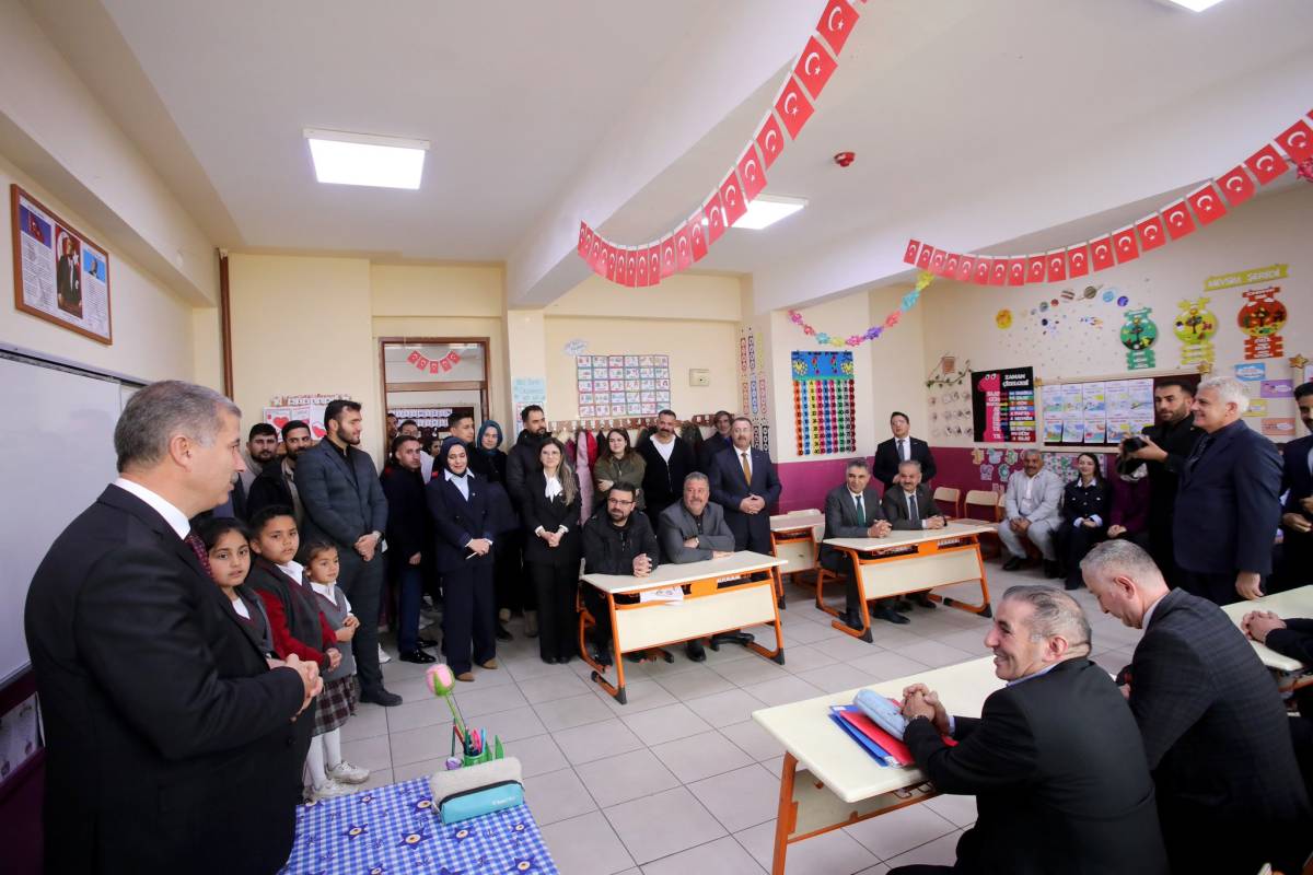 Rektör Gülçin, Doğduğu Köyde Öğrencilerle Buluştu