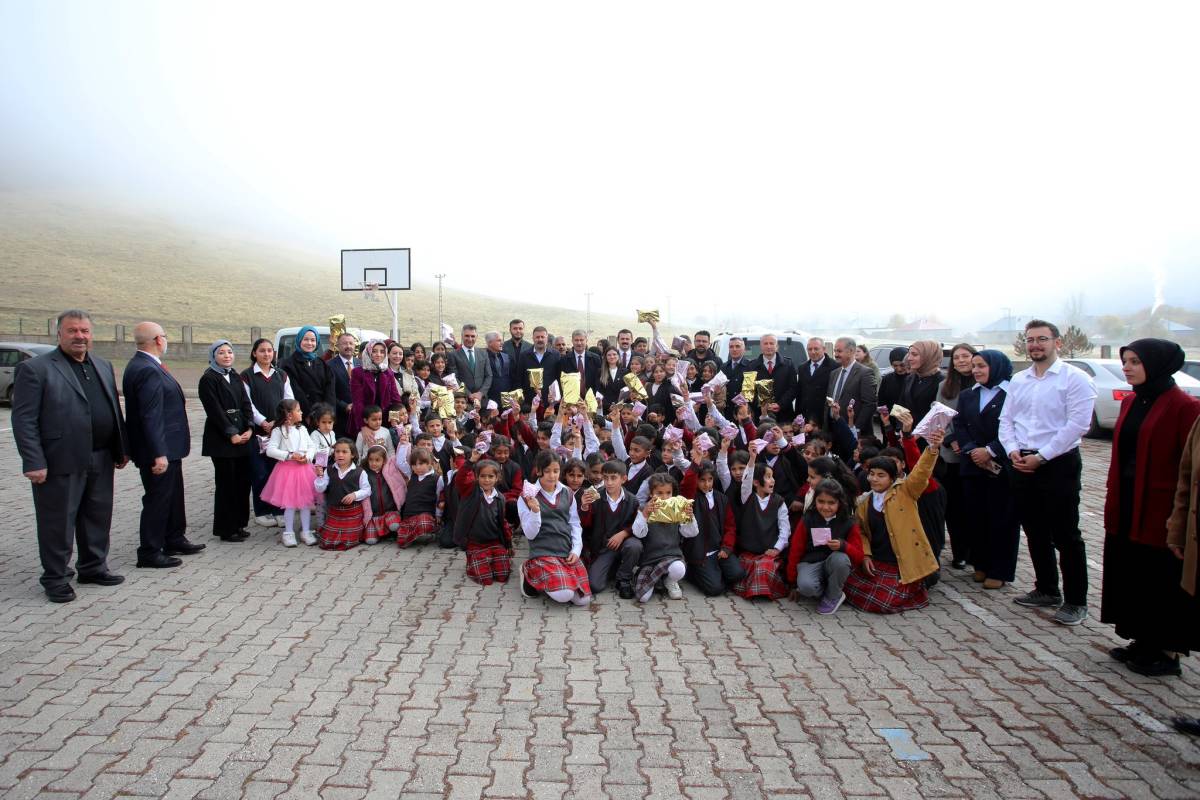 Rektör Gülçin, Doğduğu Köyde Öğrencilerle Buluştu