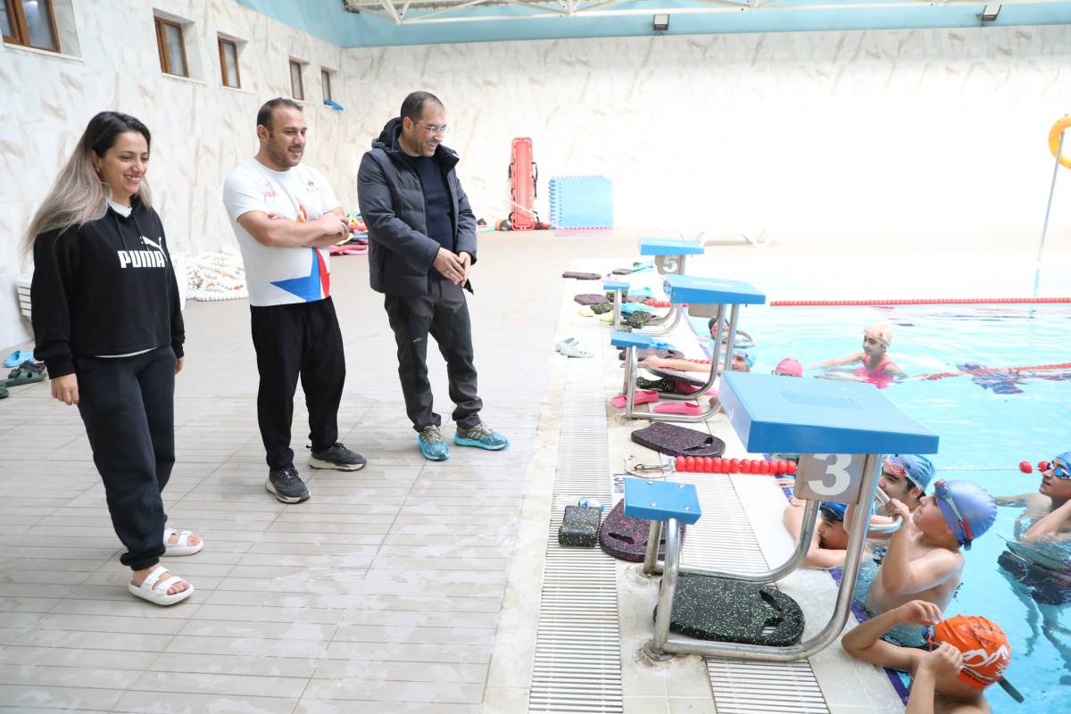 Gençler Yüzmeyi Ağrı’da Öğreniyor