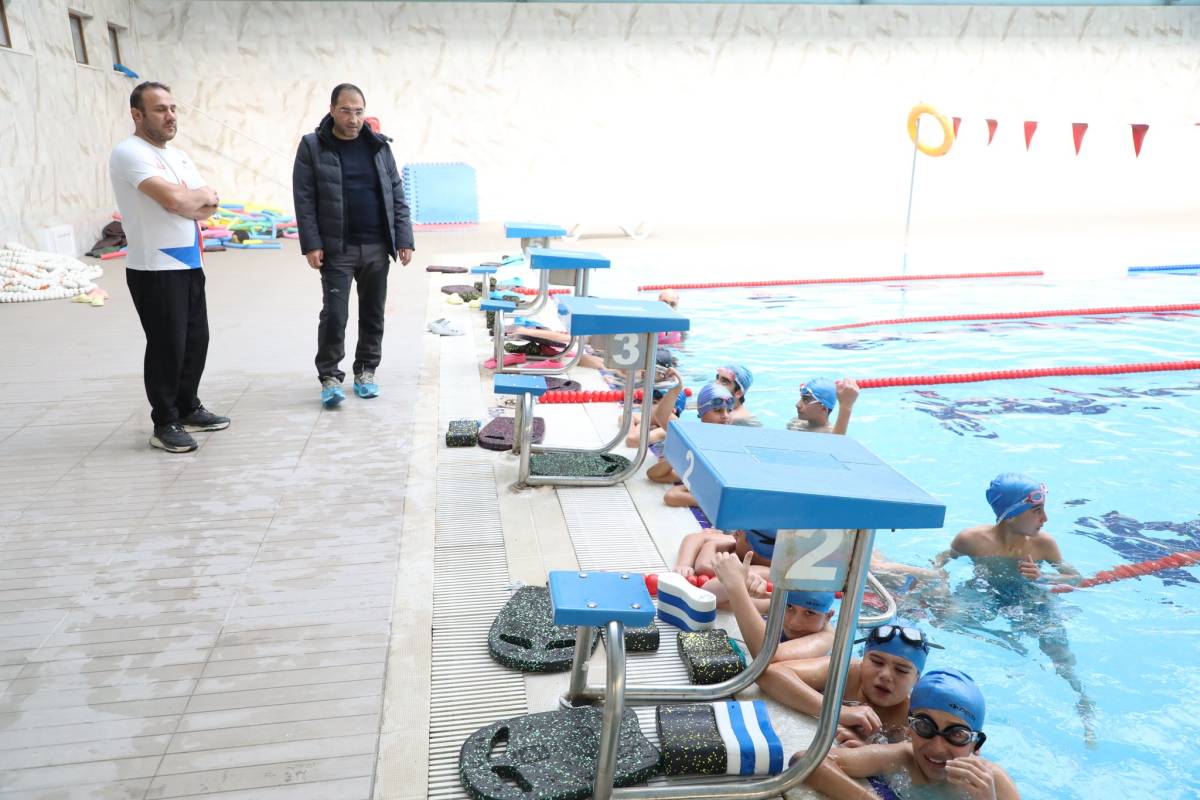 Gençler Yüzmeyi Ağrı’da Öğreniyor