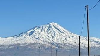 Ağrı Dağı’nın karlı görüntüsü heybetiyle büyülüyor