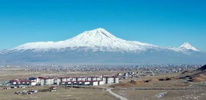 Ağrı Dağı’nın karlı görüntüsü heybetiyle büyülüyor