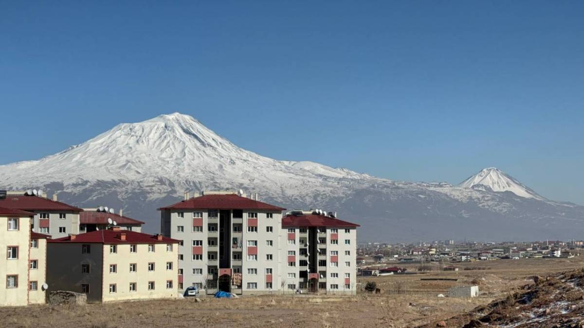 Ağrı Dağı’nın karlı görüntüsü heybetiyle büyülüyor