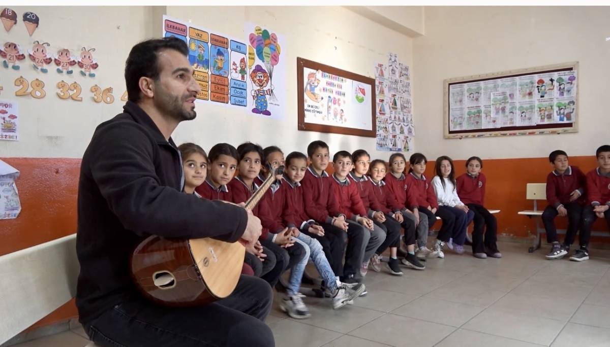 Ağrılı Öğretmenler Köy Köy Gezerek, Çocuklara Müziği Sevdiriyor