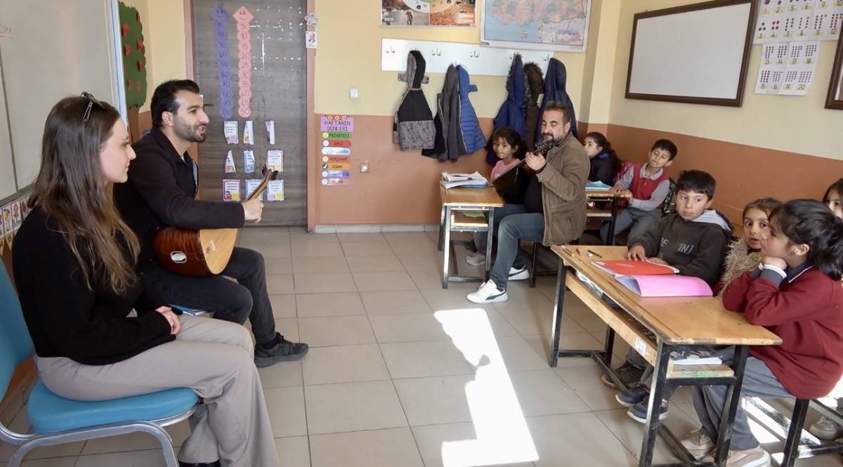 Ağrılı Öğretmenler Köy Köy Gezerek, Çocuklara Müziği Sevdiriyor