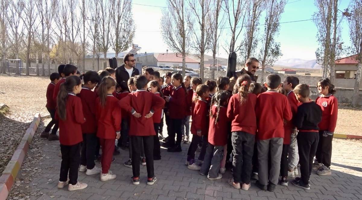 Ağrılı Öğretmenler Köy Köy Gezerek, Çocuklara Müziği Sevdiriyor