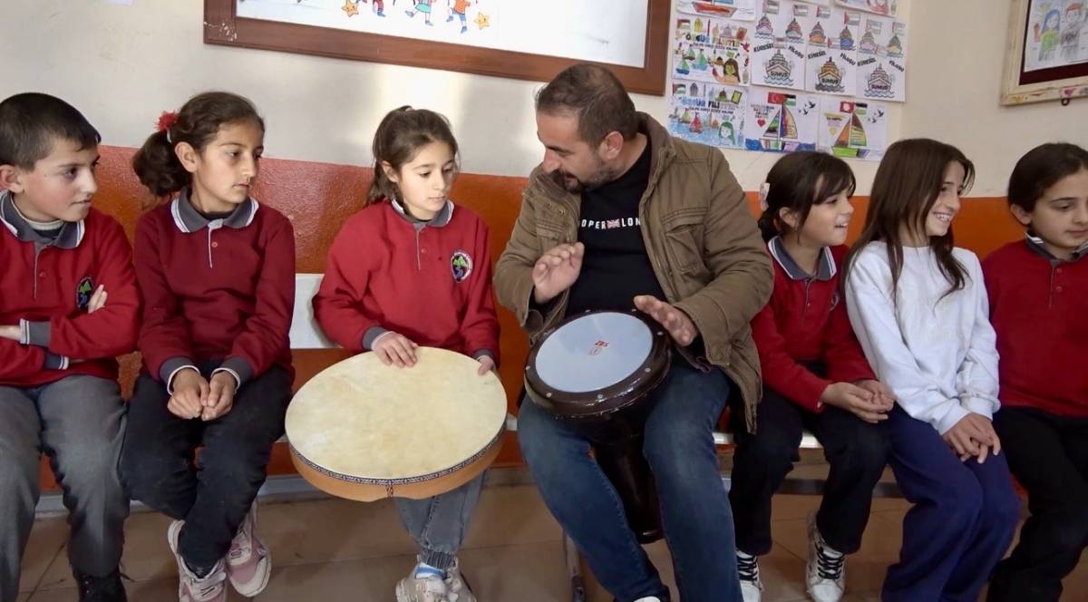 Ağrılı Öğretmenler Köy Köy Gezerek, Çocuklara Müziği Sevdiriyor
