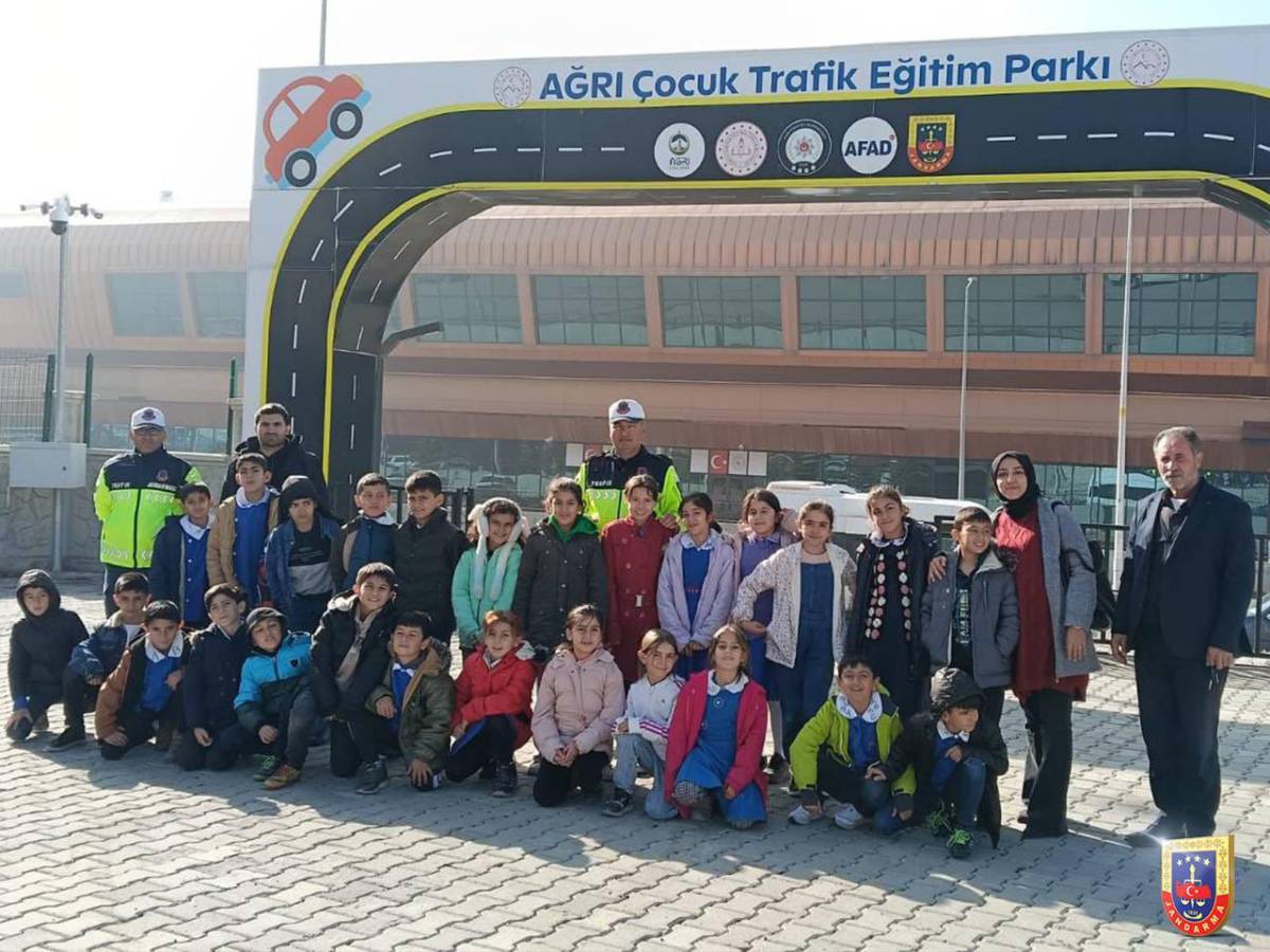 Ağrı’da Jandarma Ekiplerinden Öğrencilere Eğitim Desteği