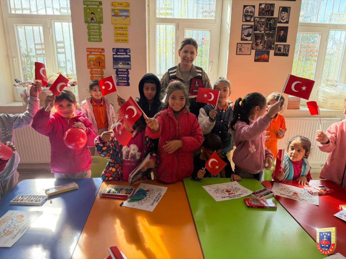 Ağrı’da Jandarma Ekiplerinden Öğrencilere Eğitim Desteği