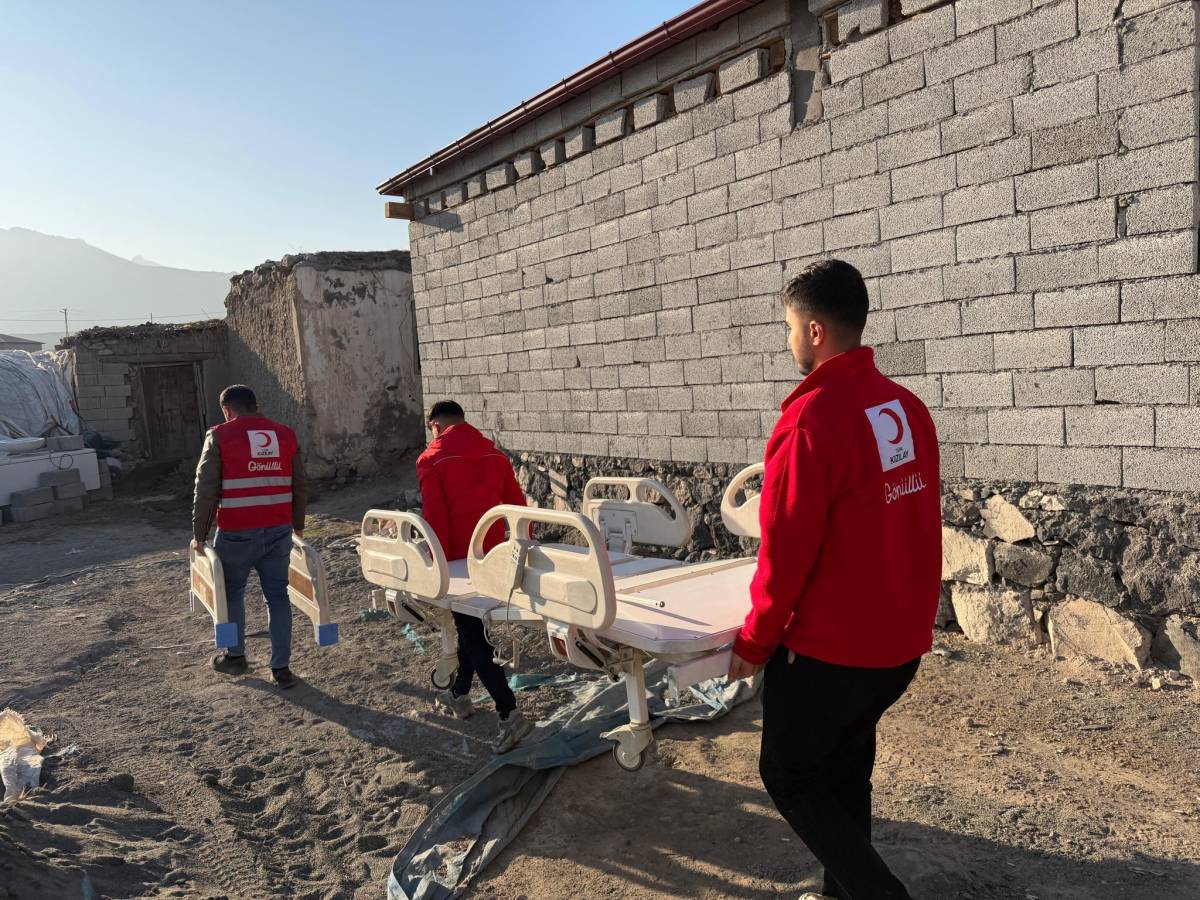 Ağrı’da İhtiyaç Sahibi Aileye Hasta Yatağı Desteği