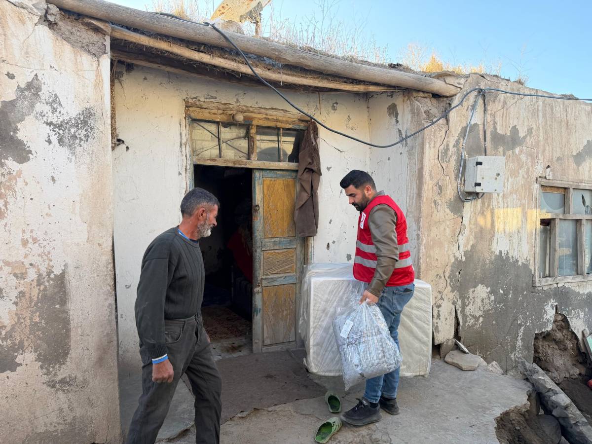 Ağrı’da İhtiyaç Sahibi Aileye Hasta Yatağı Desteği