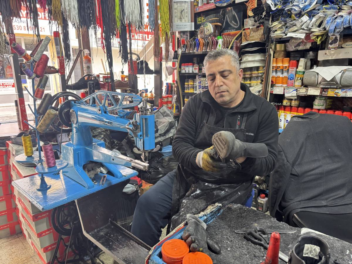 Ağrı’da 35 Yıllık Ayakkabı Ustası Kış Öncesi İş Başında