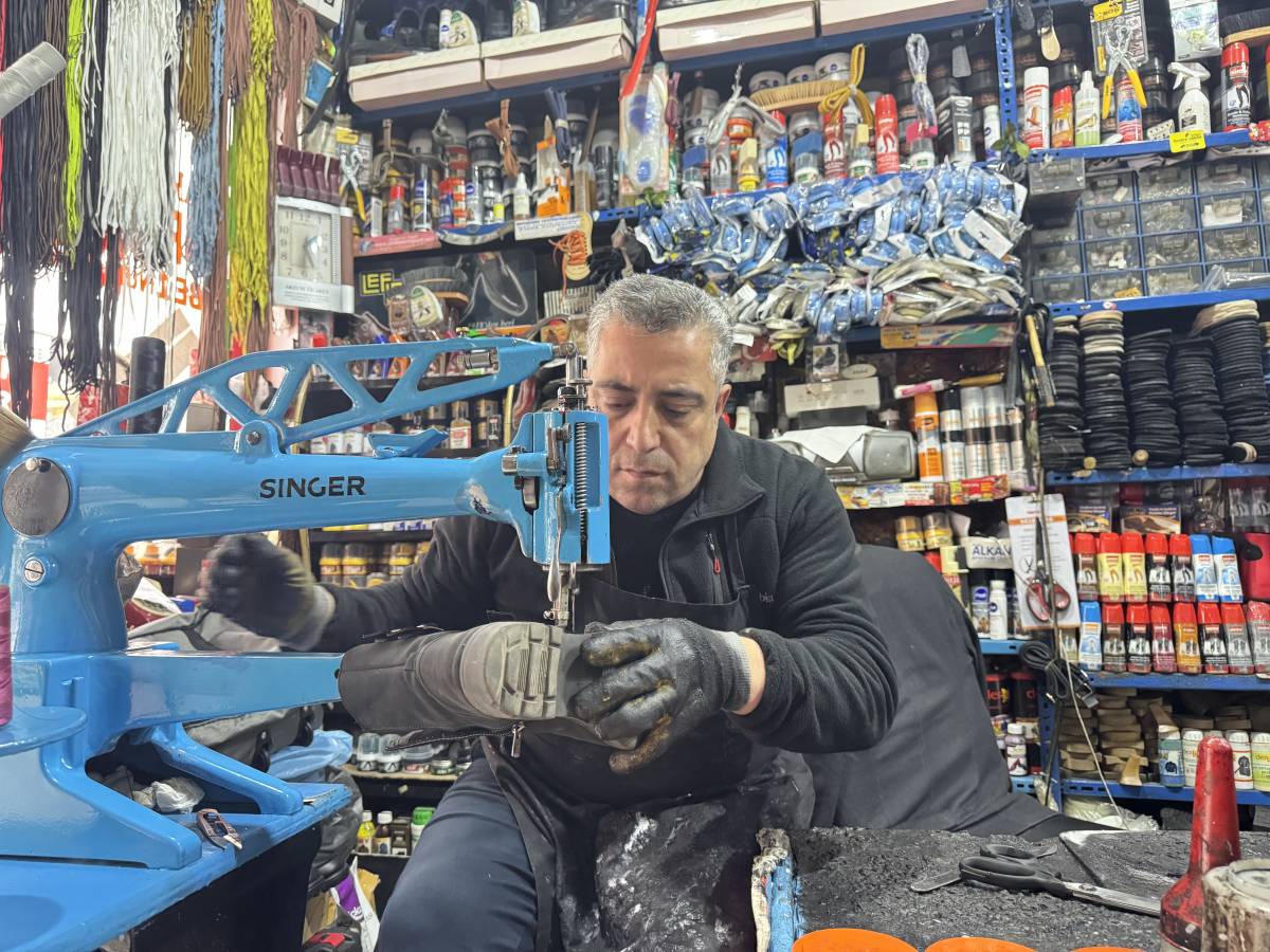 Ağrı’da 35 Yıllık Ayakkabı Ustası Kış Öncesi İş Başında