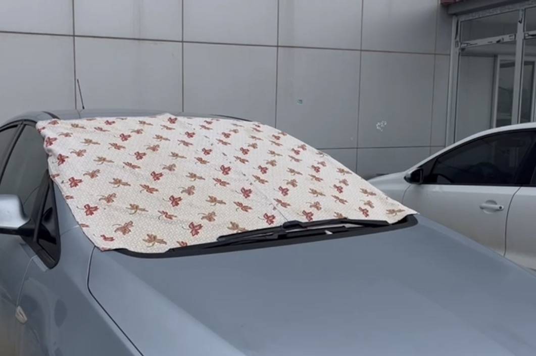 Ağrı’da Soğuklar Kendini Hissettirdi, Araçlar Battaniyeyle Isınıyor