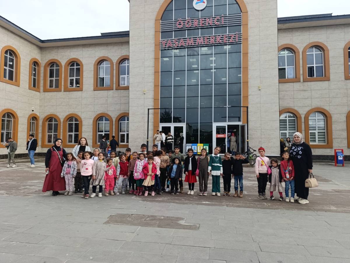 Diyadin’in Köy Öğrencileri İlk Kez Sinema Heyecanı Yaşadı