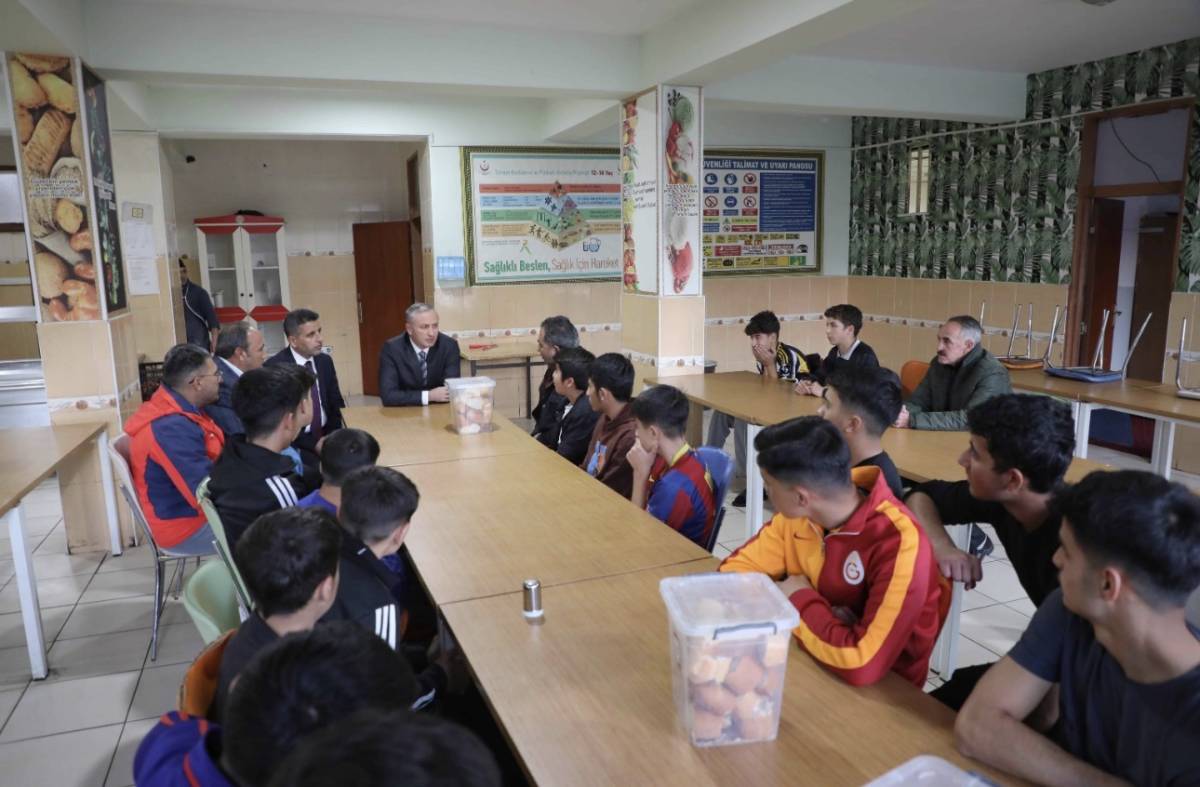 Kökrek, öğrencilerle aynı sofrada buluştu