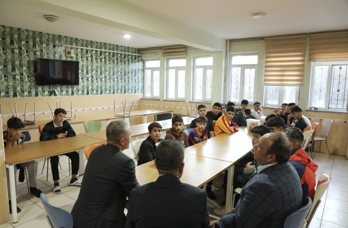 Kökrek, öğrencilerle aynı sofrada buluştu