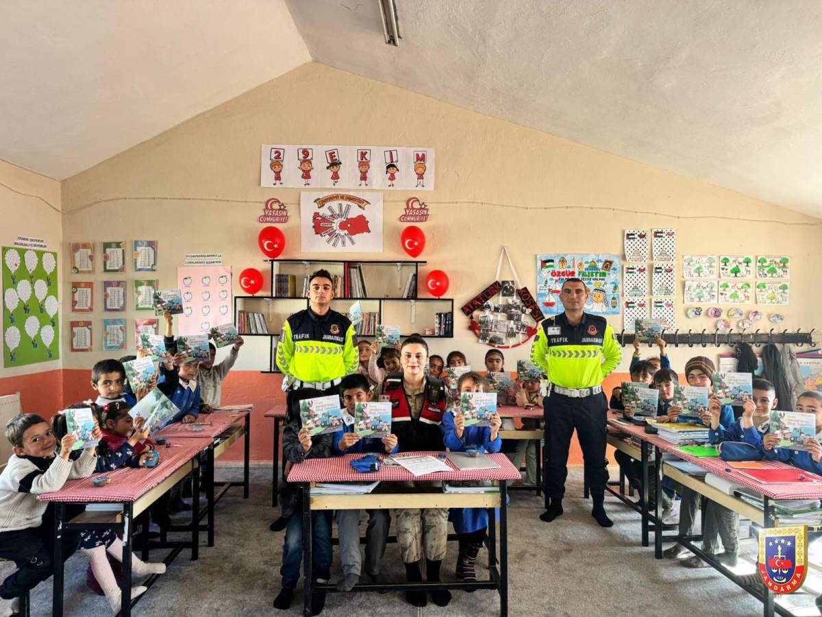 Diyadin’de Jandarma, Çocukların Yüzünü Güldürdü