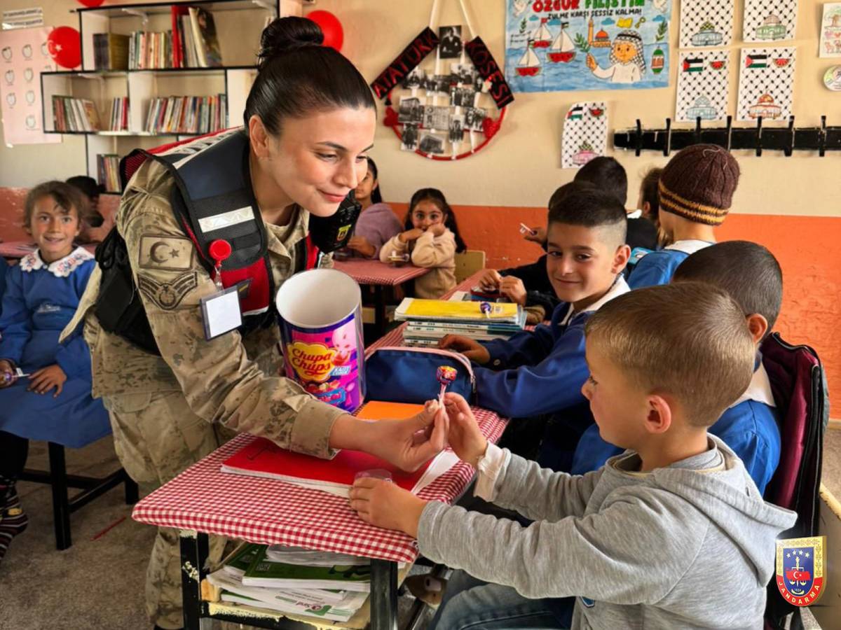 Diyadin’de Jandarma, Çocukların Yüzünü Güldürdü