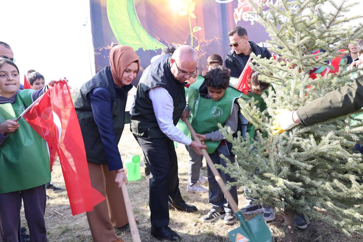 11 Kasım Milli Ağaçlandırma Günü’nde Ağrı Yeşile Büründü
