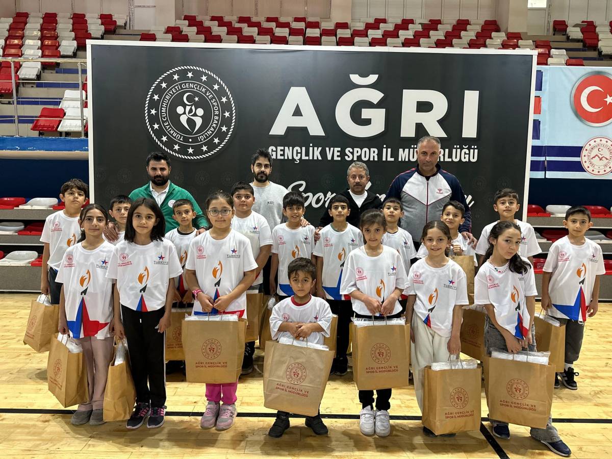 Ağrı’da Yetenekli Sporculara Ekipman Desteği Sağlandı