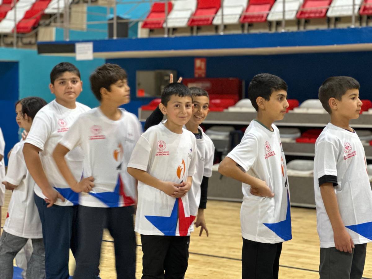 Ağrı’da Yetenekli Sporculara Ekipman Desteği Sağlandı