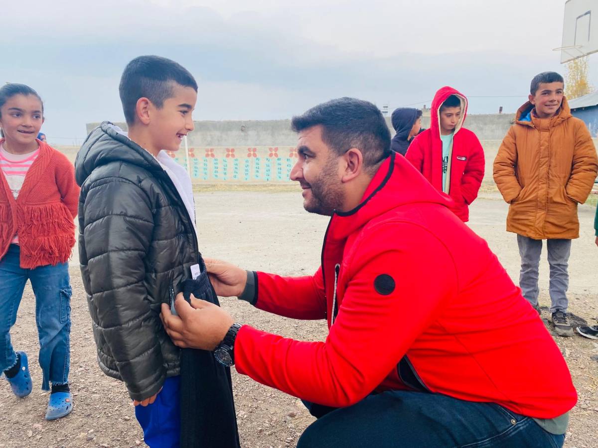 Kış Öncesi Kızılay’dan Köy Çocuklarına Giysi Desteğine