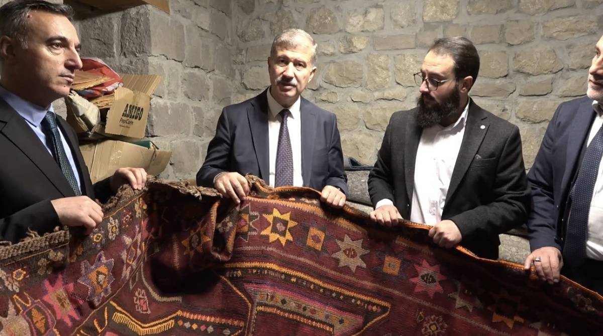 Ağrı’da Asırlık Halılar Gün Yüzüne Çıktı