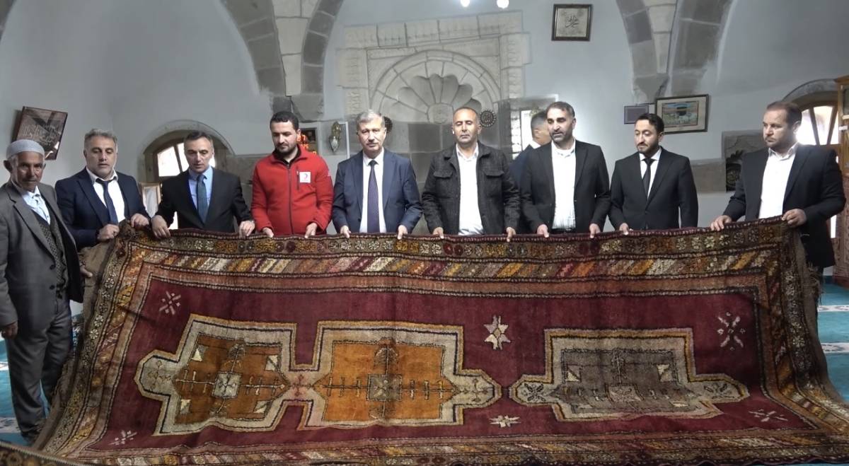 Ağrı’da Asırlık Halılar Gün Yüzüne Çıktı